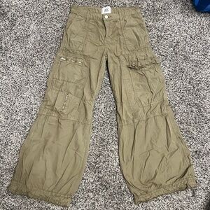 BDG Wide-Leg Cargo Pants size 2